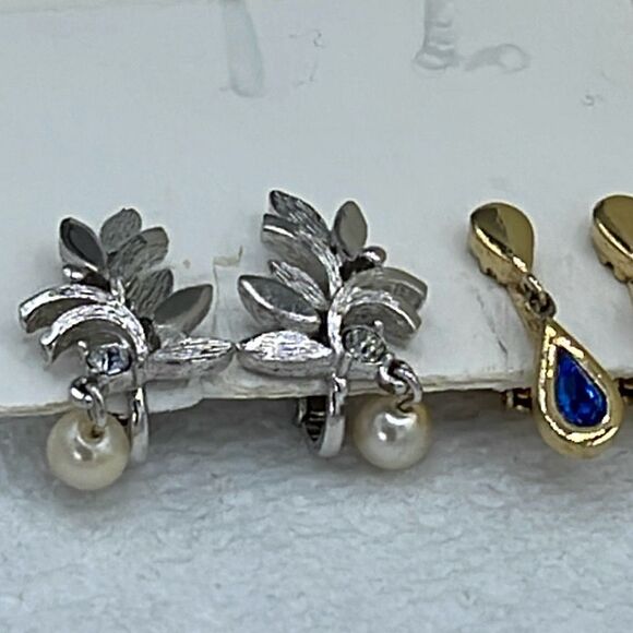Two pair vintage Avon clip earrings. One silver and one gold colored - Picture 3 of 8